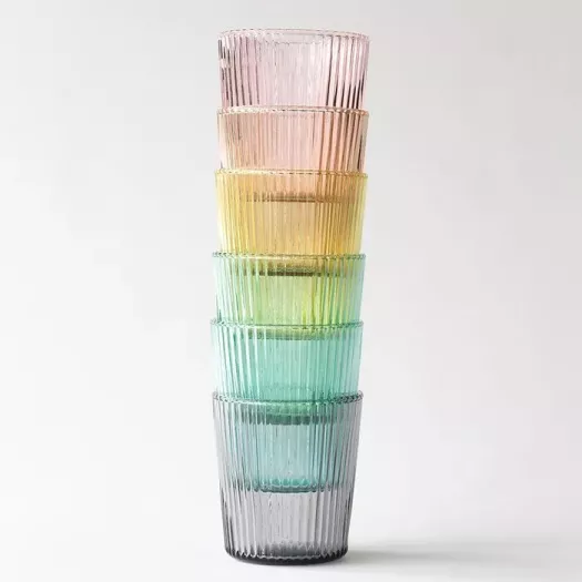 Image produits verres empilés l'un dans l'autre de couleurs différentes