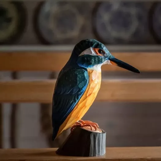 Image d'un martin-pêcheur sculpté en bois