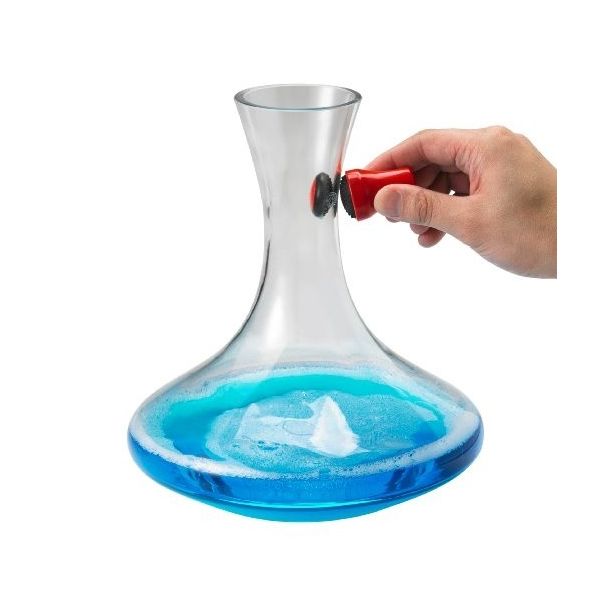 La brosse magnétique pour carafes en verre