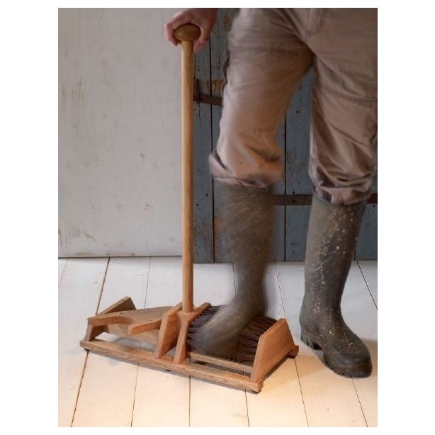 Tire-botte en chêne avec brosses