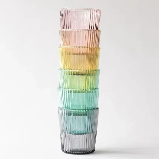 Image produits verres empilés l'un dans l'autre de couleurs différentes