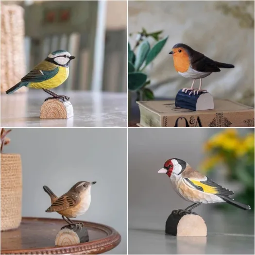 Afbeelding van verschillende modellen van houten gebeeldhouwde vogels