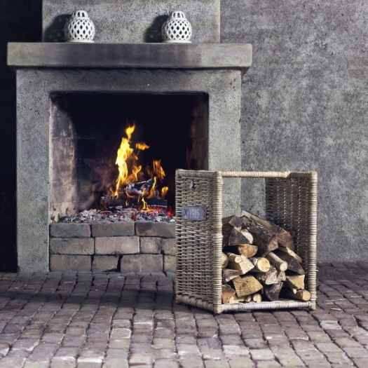 Etagère et panier à bûches en rotin gris avec armature métal