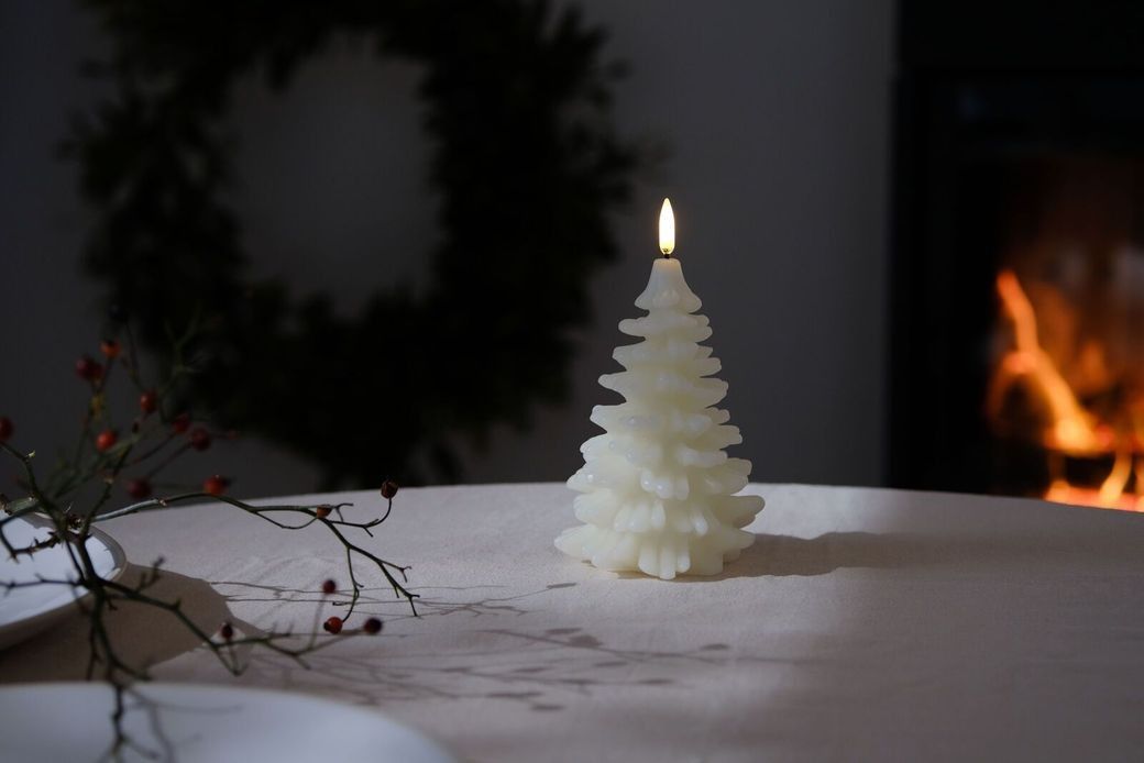Une bougie LED en forme de sapin de Noël