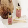 Image de deux bouteilles de savon liquide parfum Pétales de Rose mises en scène