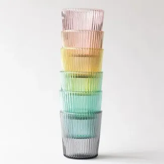 Image produits verres empilés l'un dans l'autre de couleurs différentes