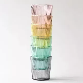 Image produits verres empilés l'un dans l'autre de couleurs différentes